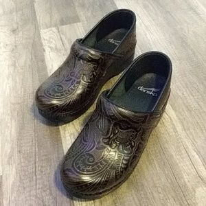 Chocolate Tooled Danskos